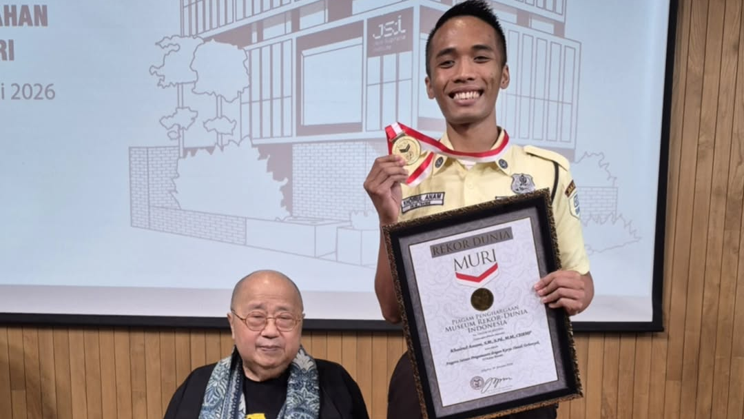 Profesi Satpam, Namun Pria Ini Mampu Punya 2 Gelar S1 dan 1 Gelar S2, Hingga Raih Rekor MURI