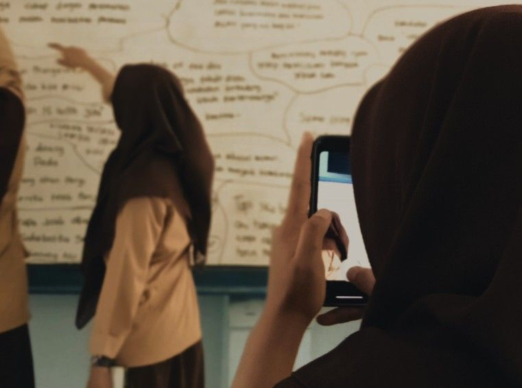 Studi: Siswa Habiskan 2 Jam Lebih Main HP Saat di Sekolah, Dampaknya Bisa Turunkan Konsentrasi Belajar